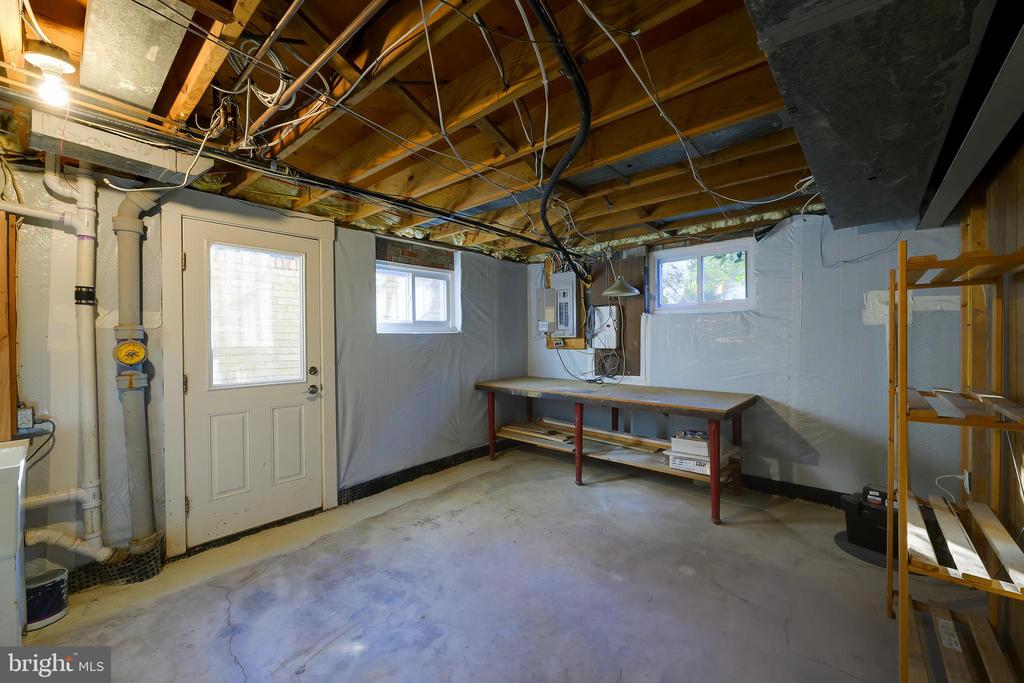 115 LAKESIDE DRIVE