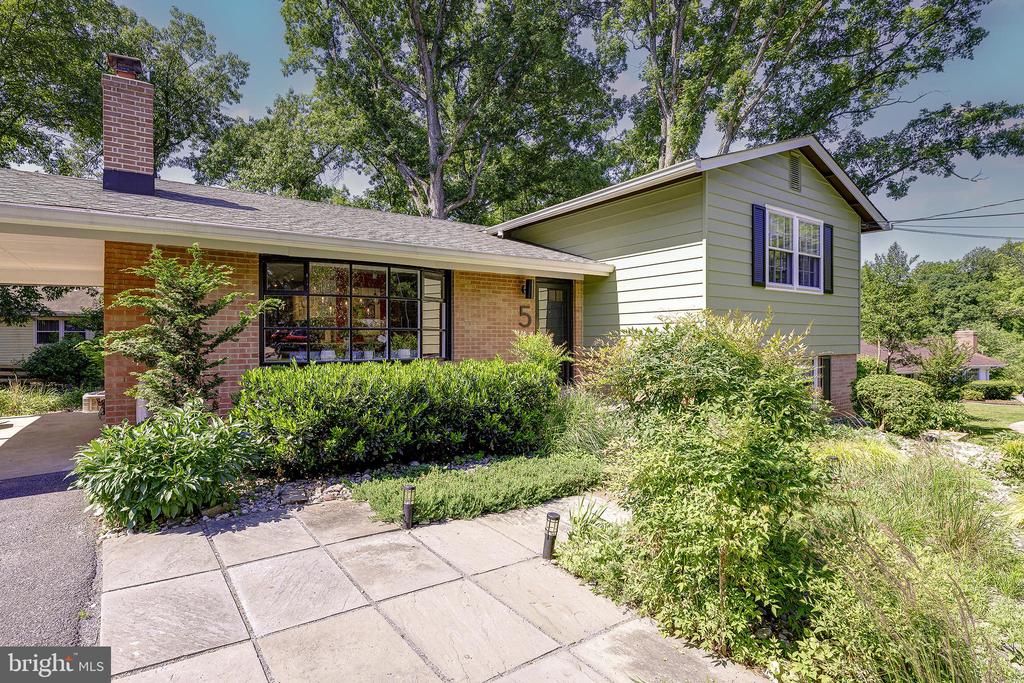 5 OLIVEWOOD COURT
