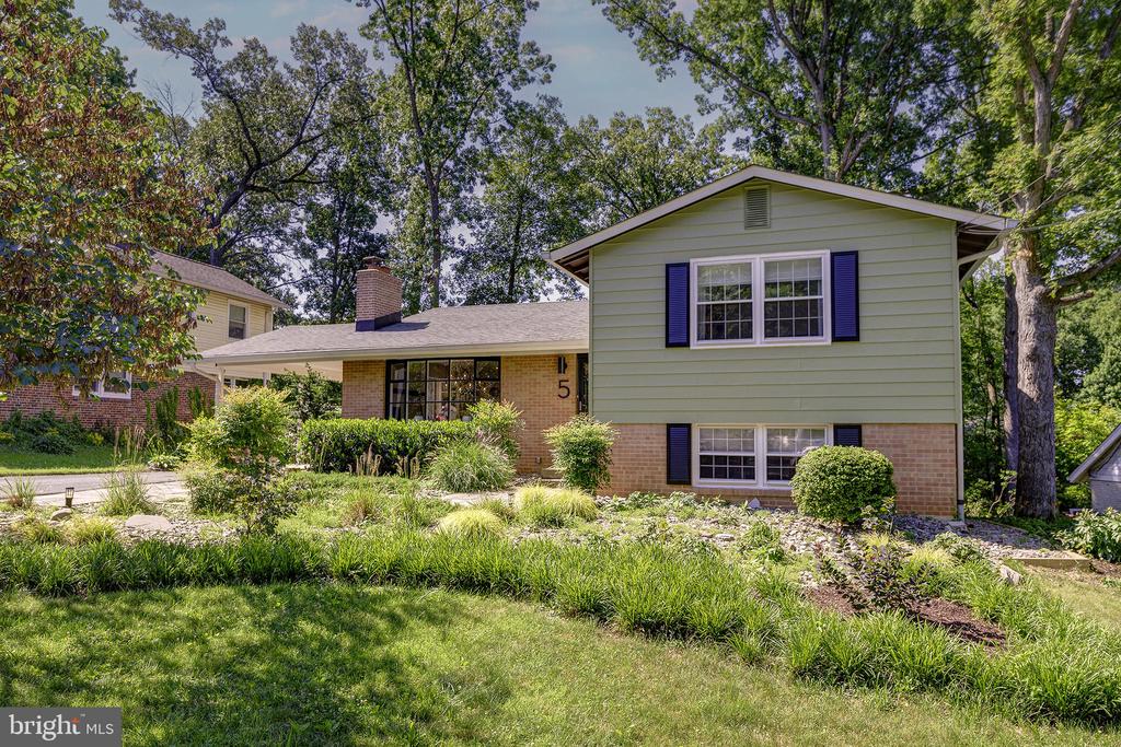 5 OLIVEWOOD COURT