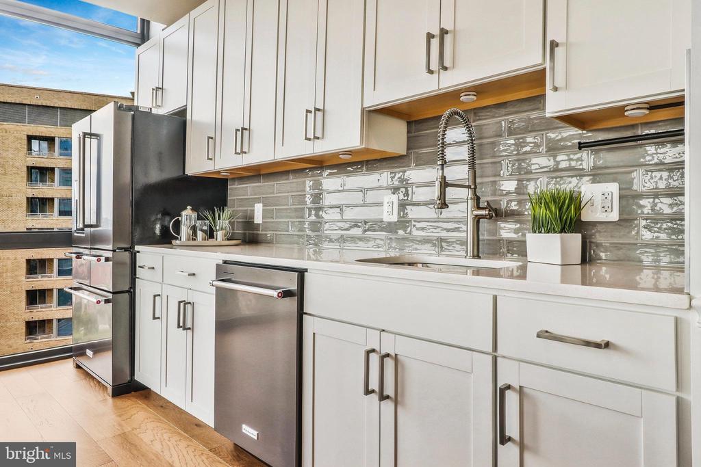 2000 CLARENDON BOULEVARD Unit: 805
