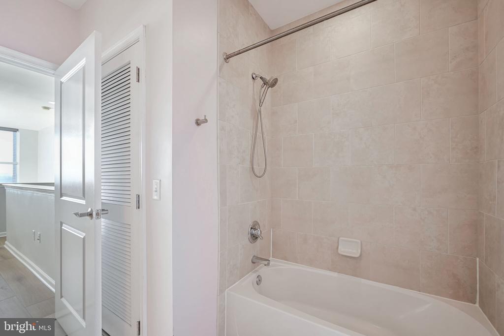 444 W BROAD STREET Unit: 619