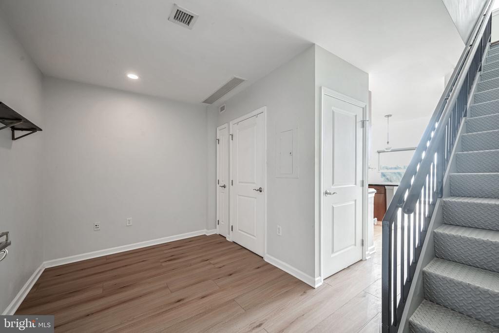 444 W BROAD STREET Unit: 619