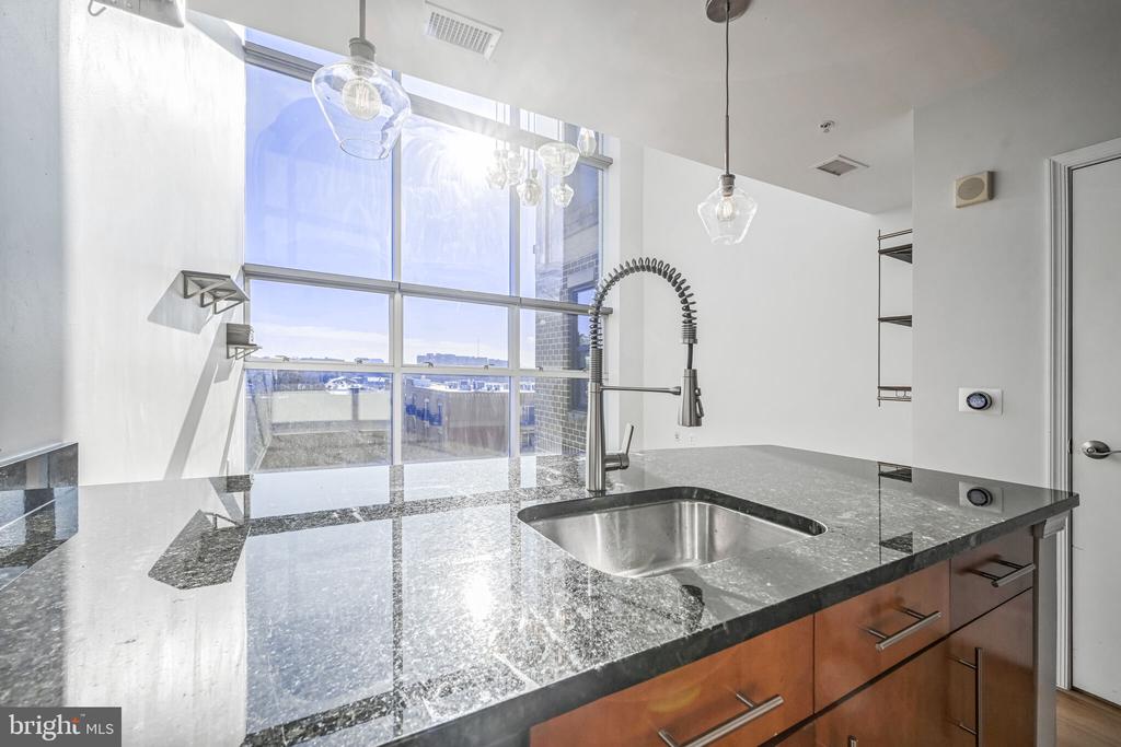 444 W BROAD STREET Unit: 619