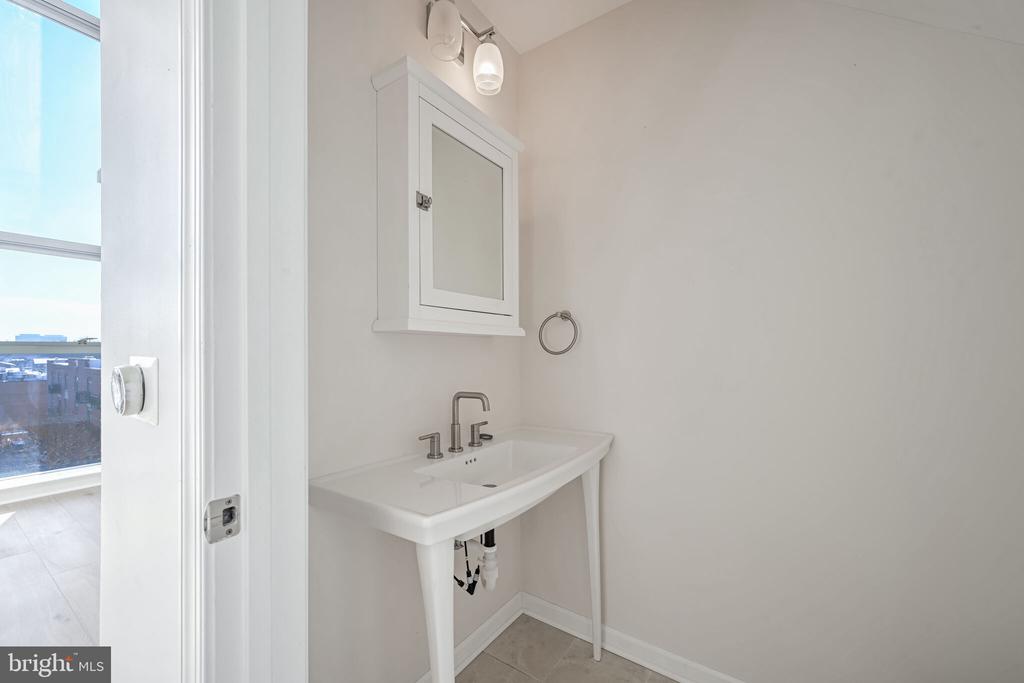 444 W BROAD STREET Unit: 619