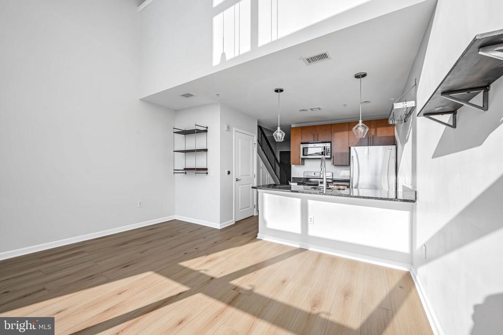 444 W BROAD STREET Unit: 619
