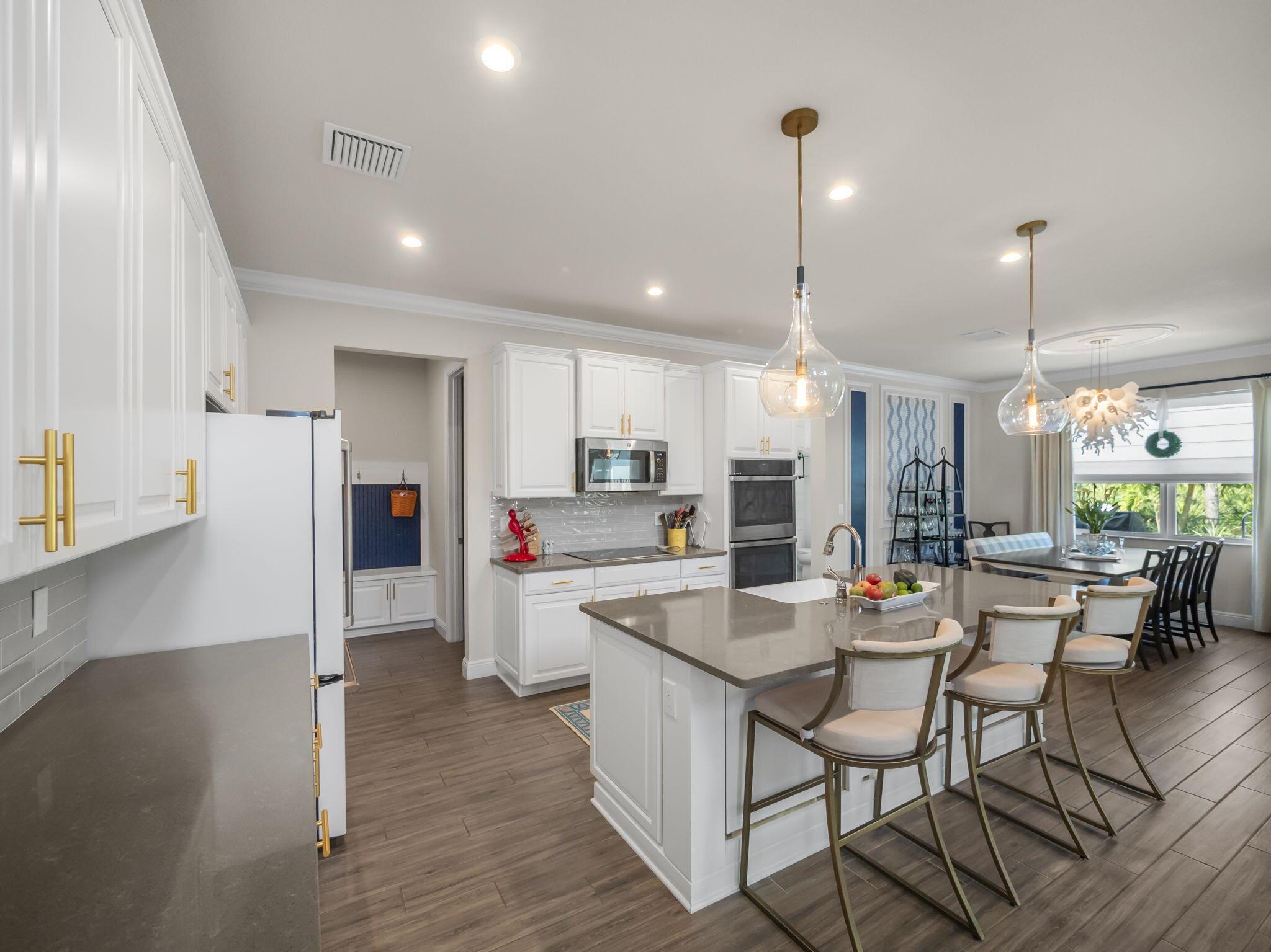 708 SW Riverwatch Place