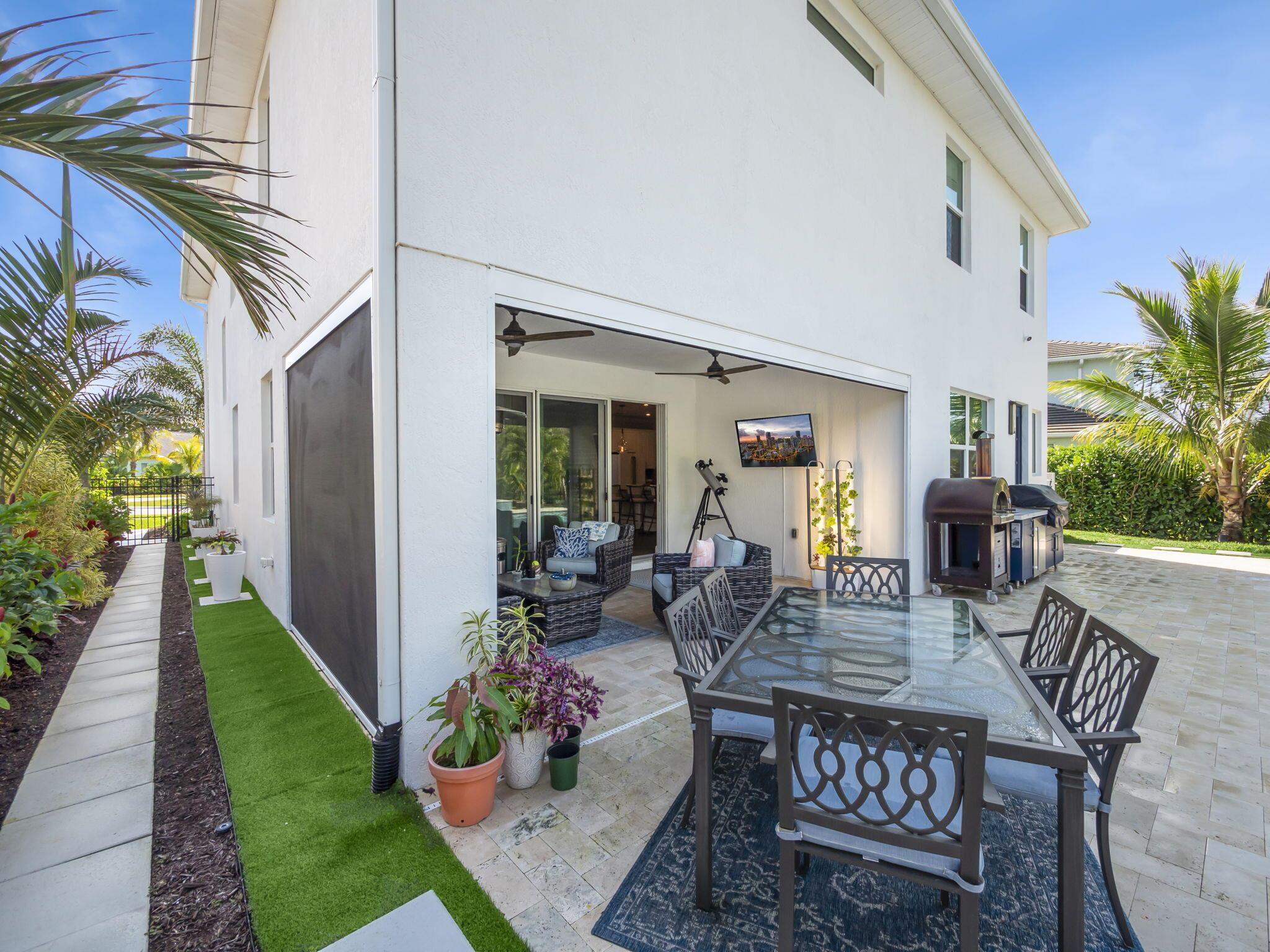 708 SW Riverwatch Place