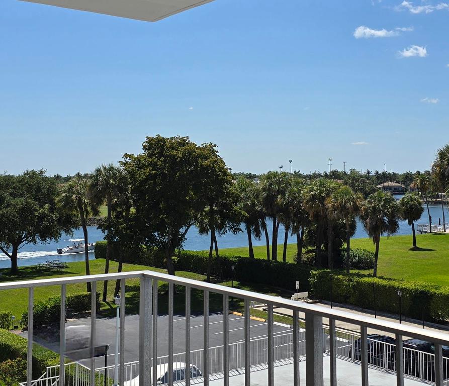 336 Golfview Road 406, North Palm Beach Unit: 406