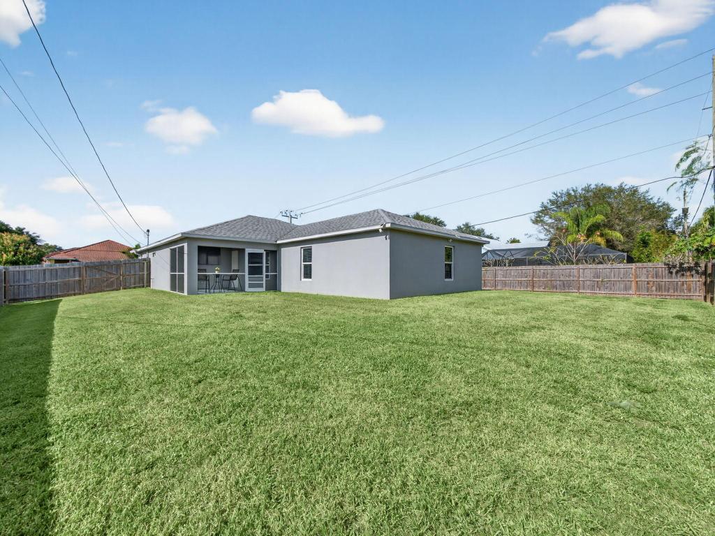 1633 SW Diamond Street