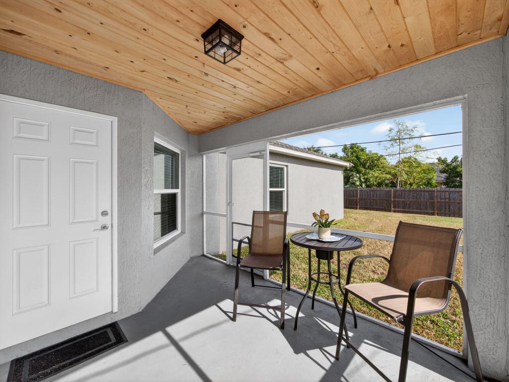 1633 SW Diamond Street