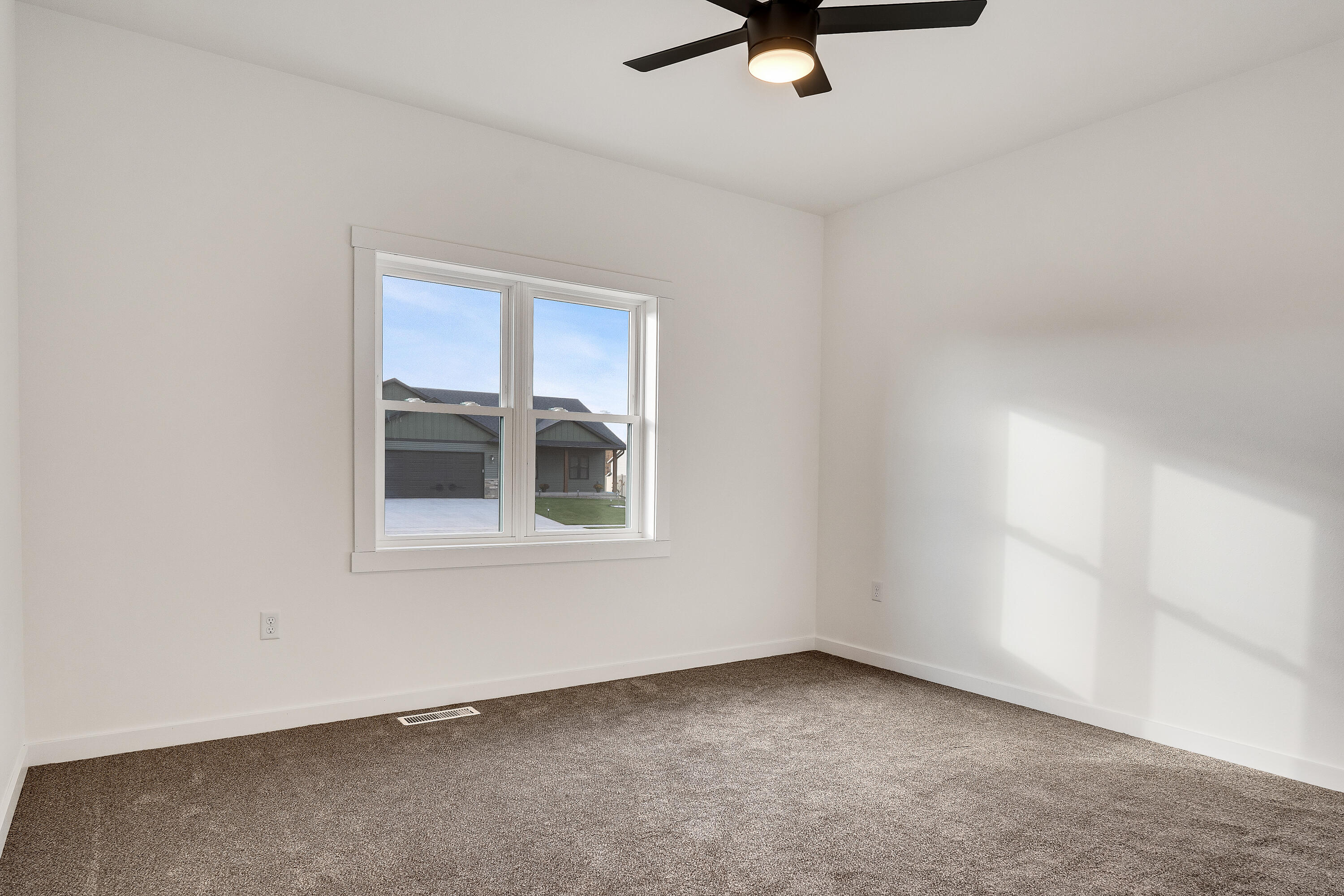 935 Crockett Dr
