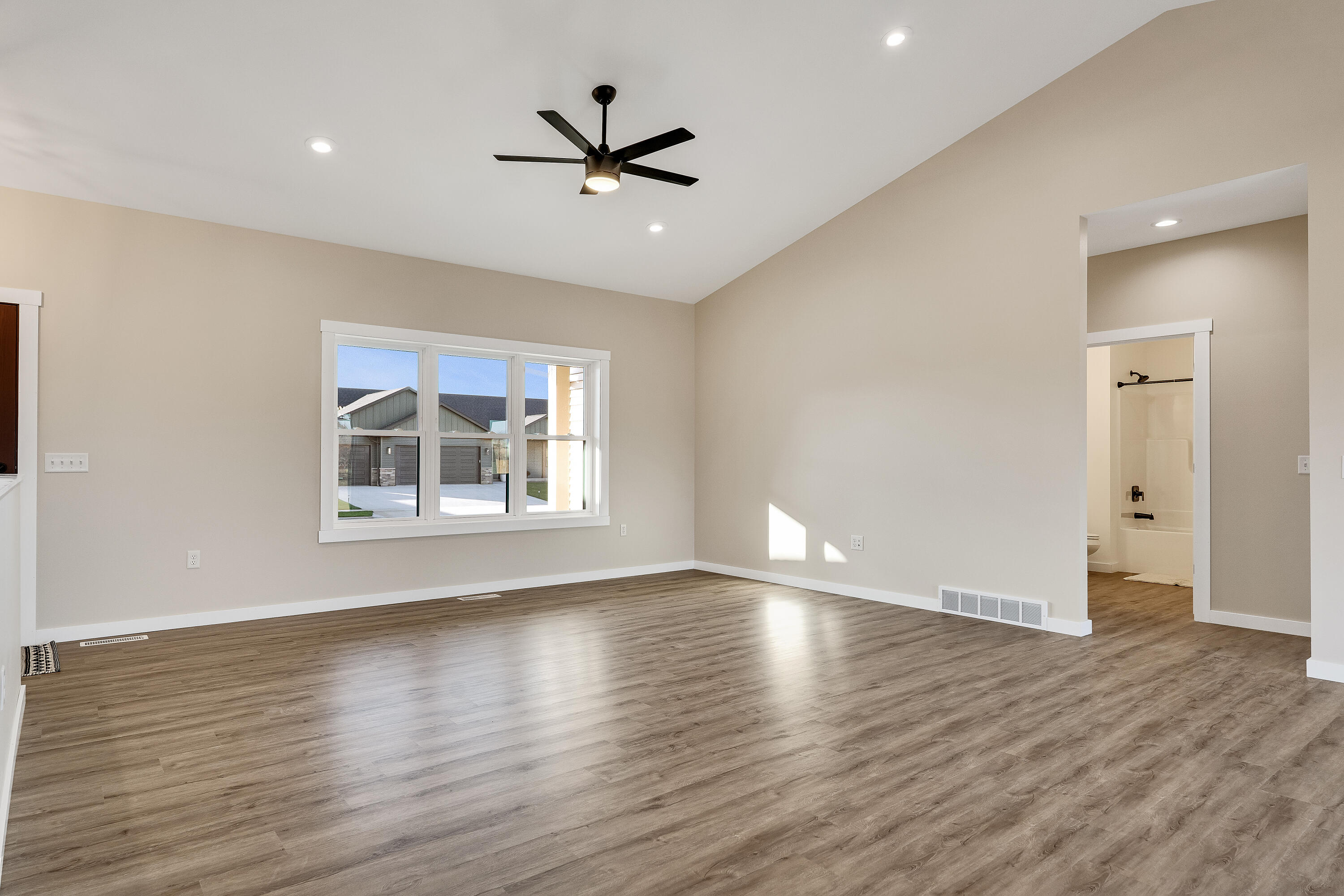 935 Crockett Dr