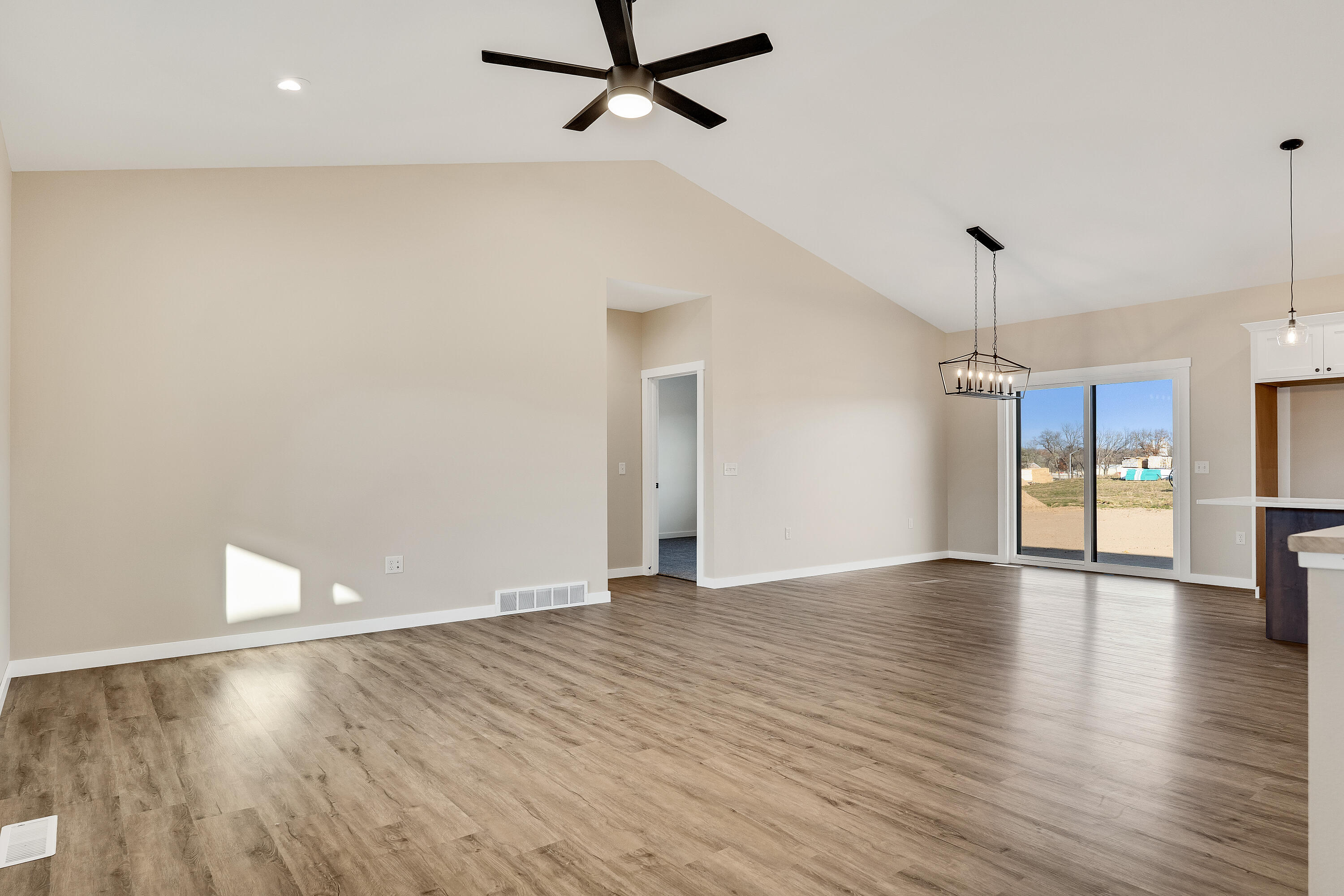 935 Crockett Dr