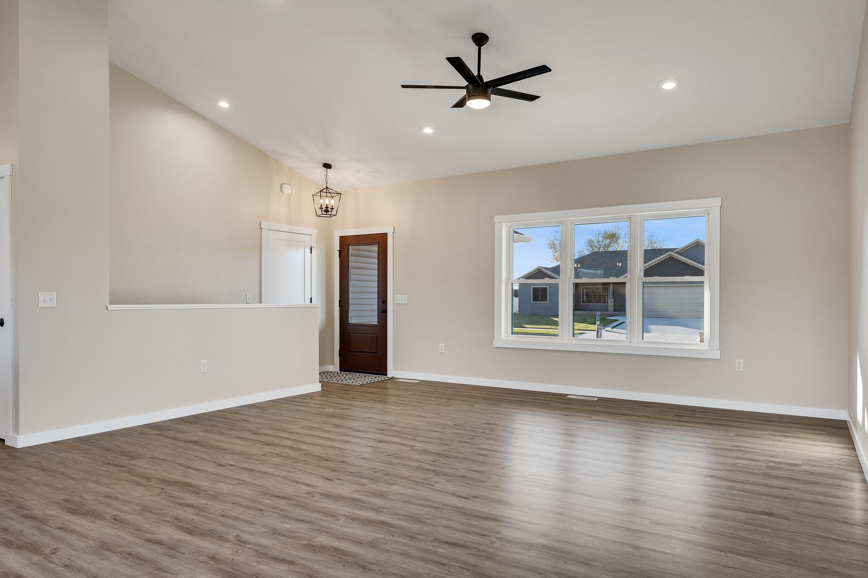 935 Crockett Dr