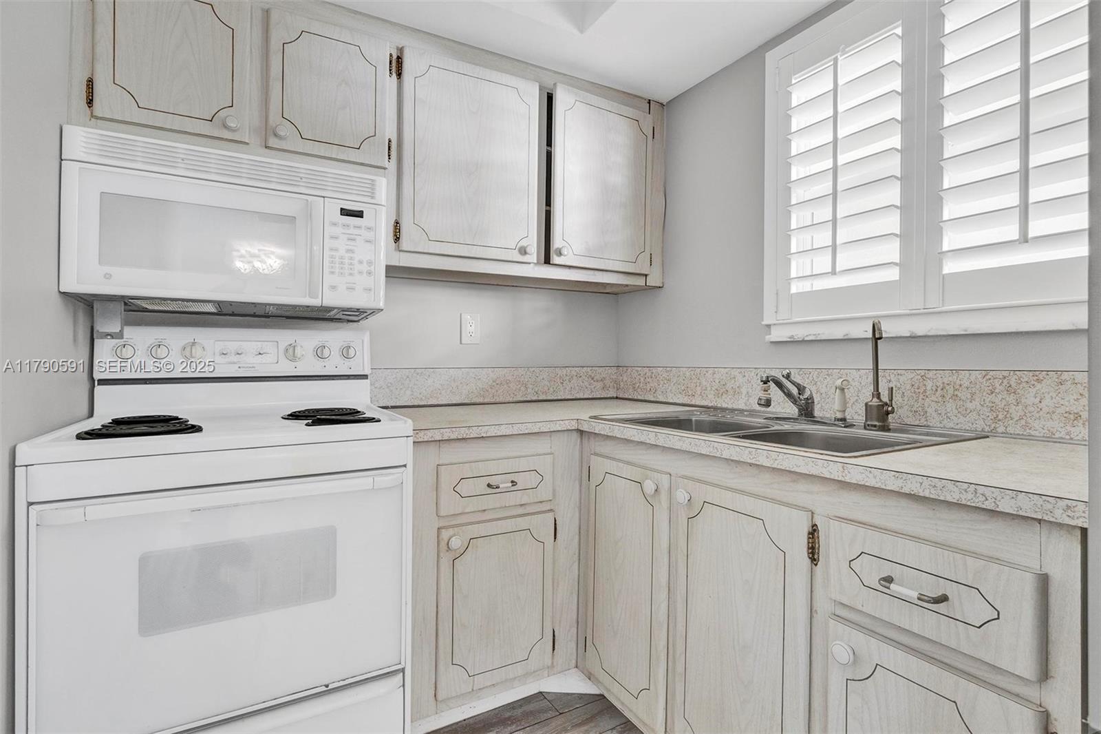 1810 New Palm Way 214