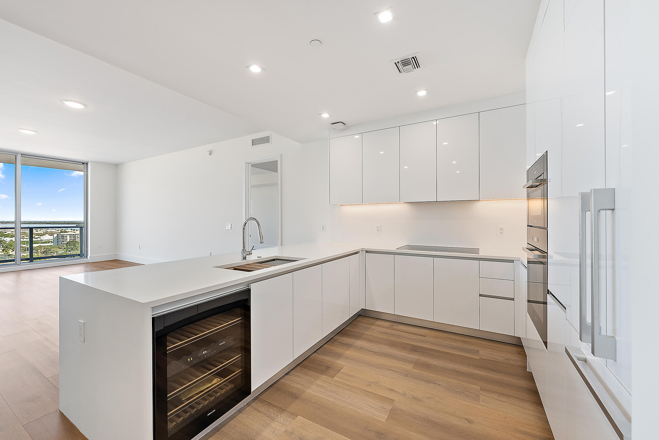 220 Lake Shore Drive N-1521