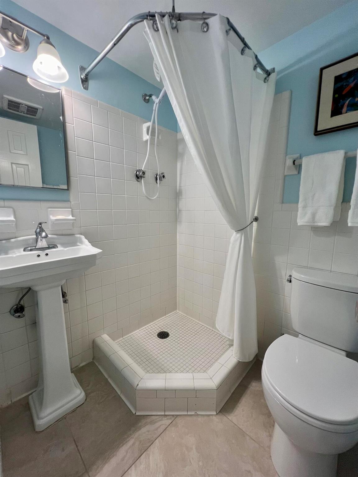 139 Sunrise Avenue 204