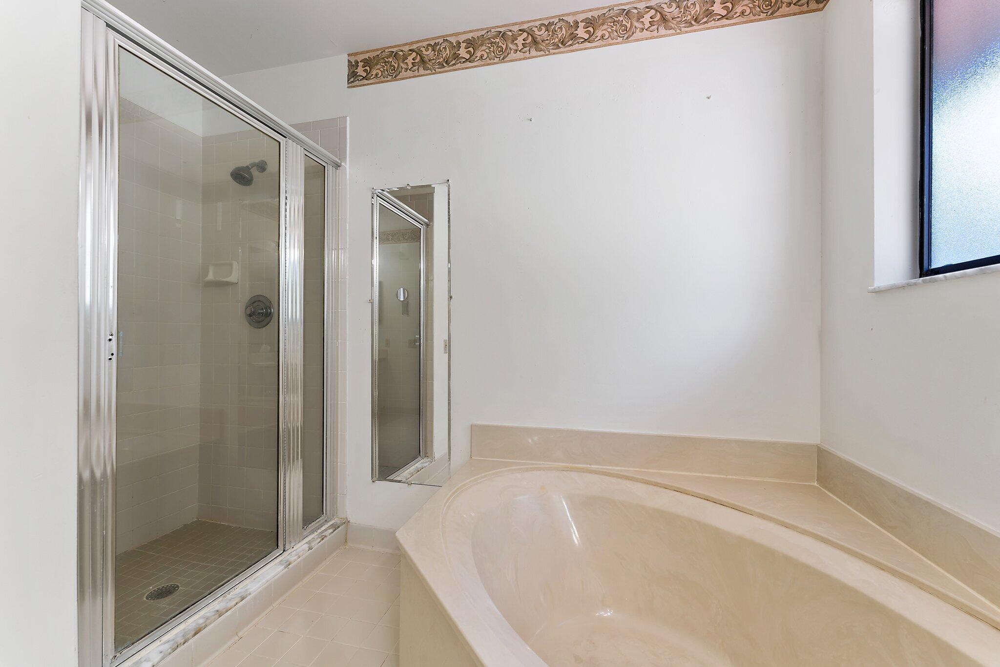 17 Lexington Lane W F