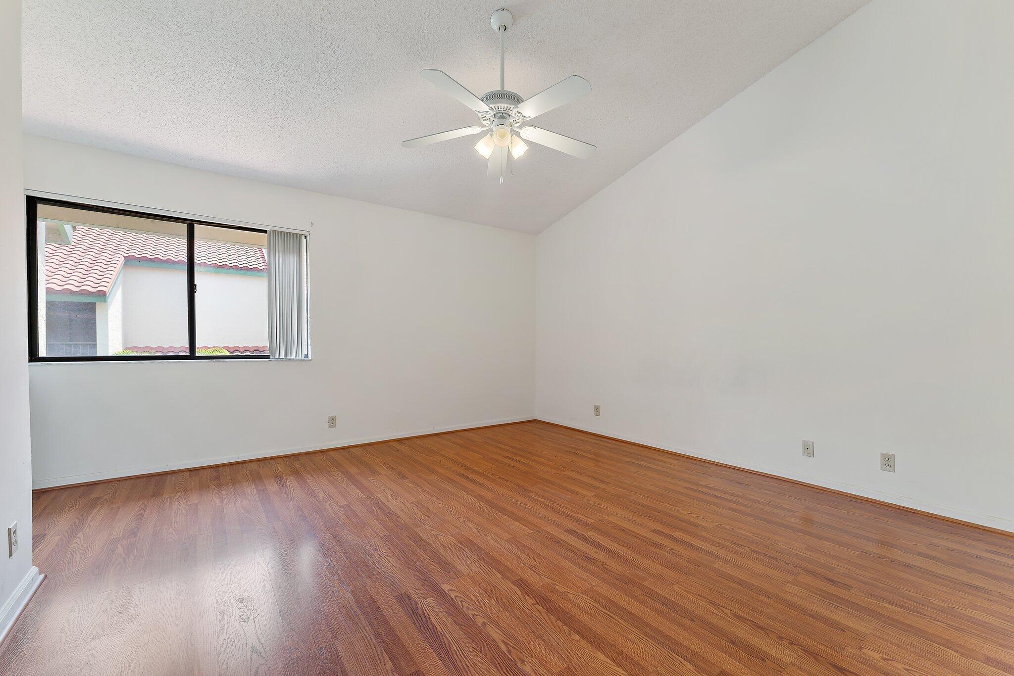 17 Lexington Lane W F