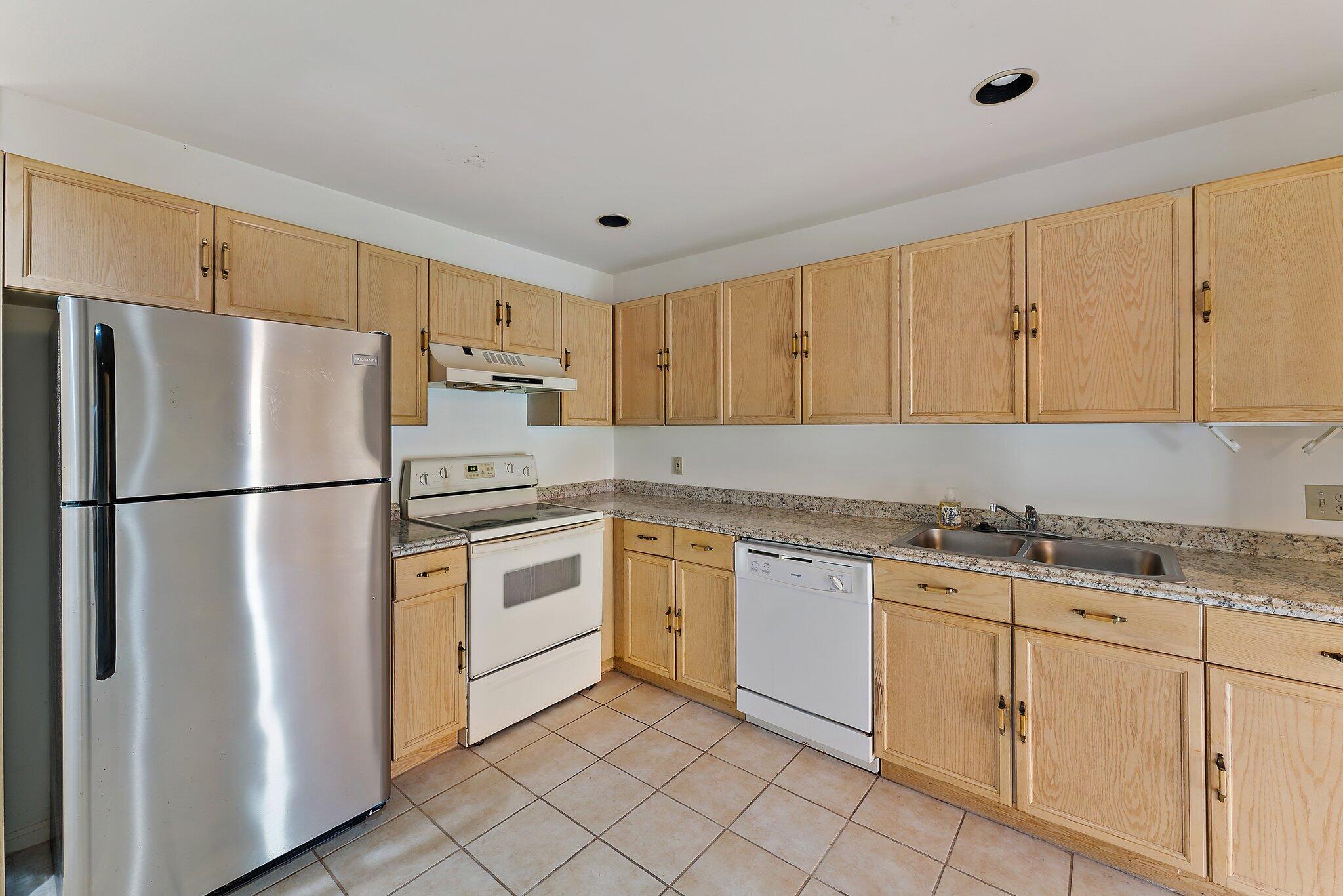 17 Lexington Lane W F