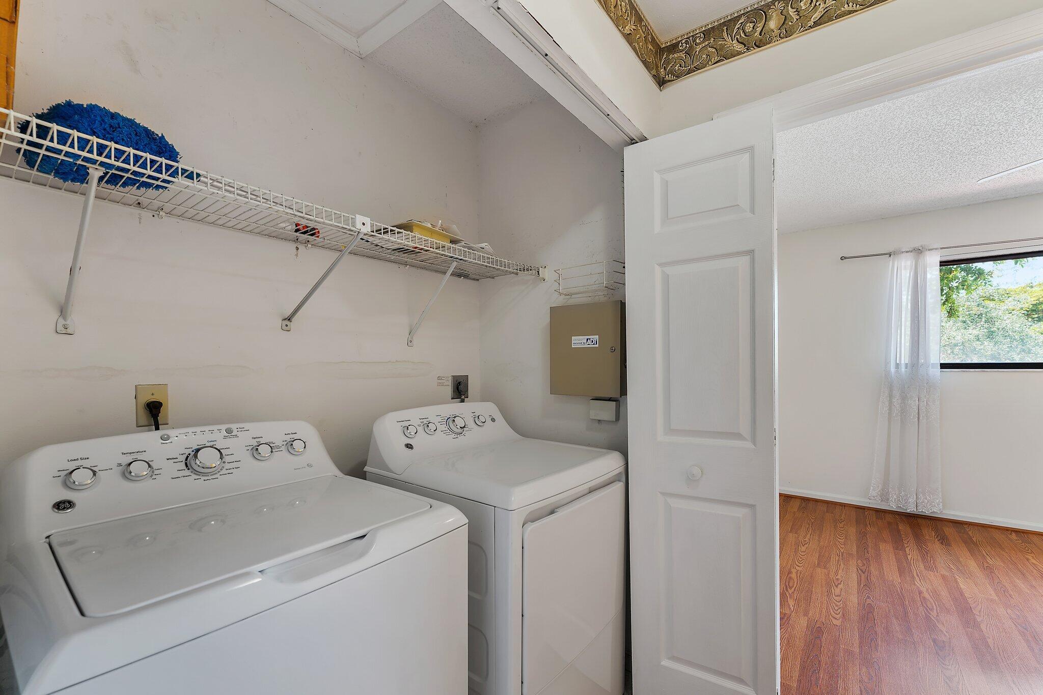 17 Lexington Lane W F