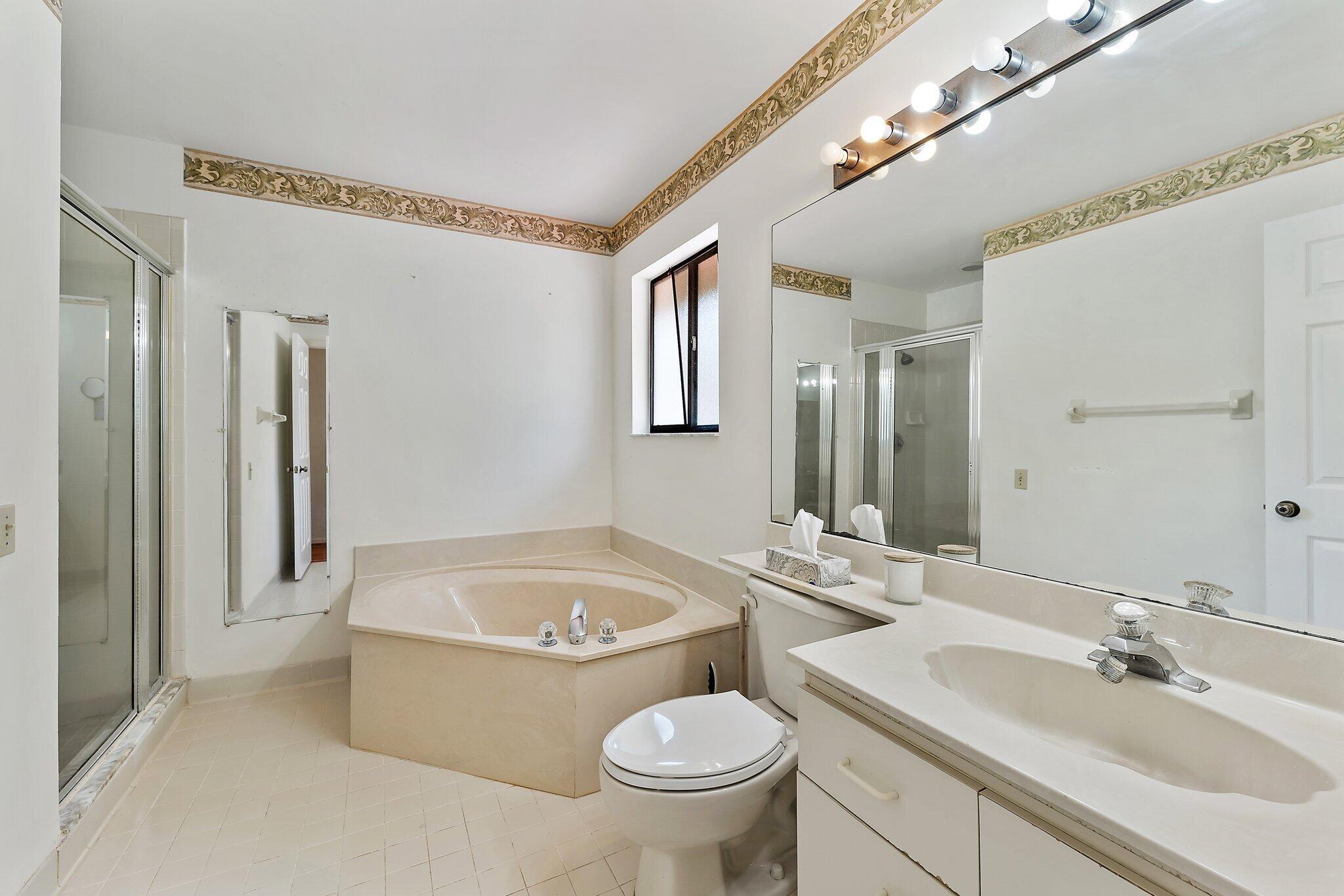 17 Lexington Lane W F