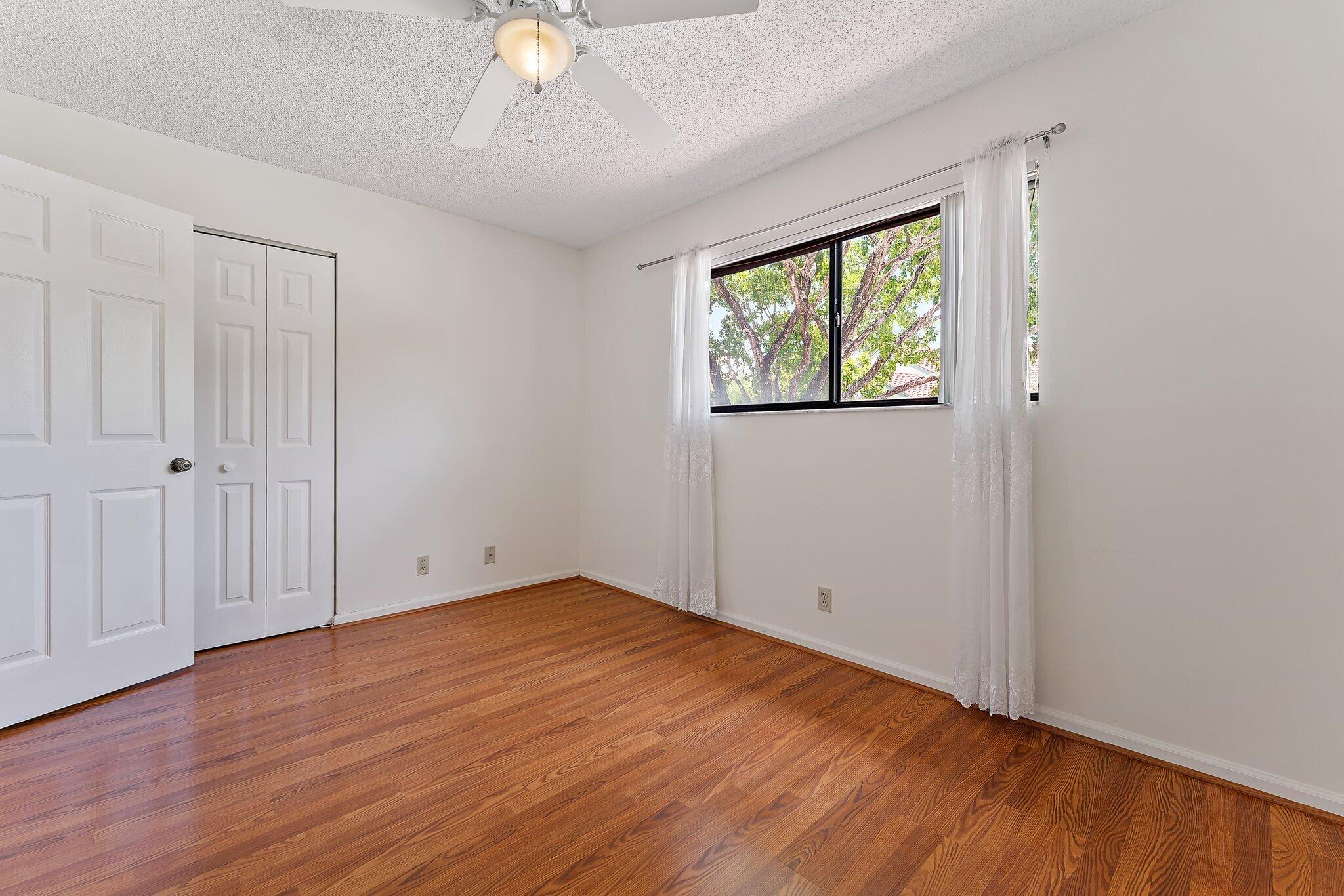 17 Lexington Lane W F