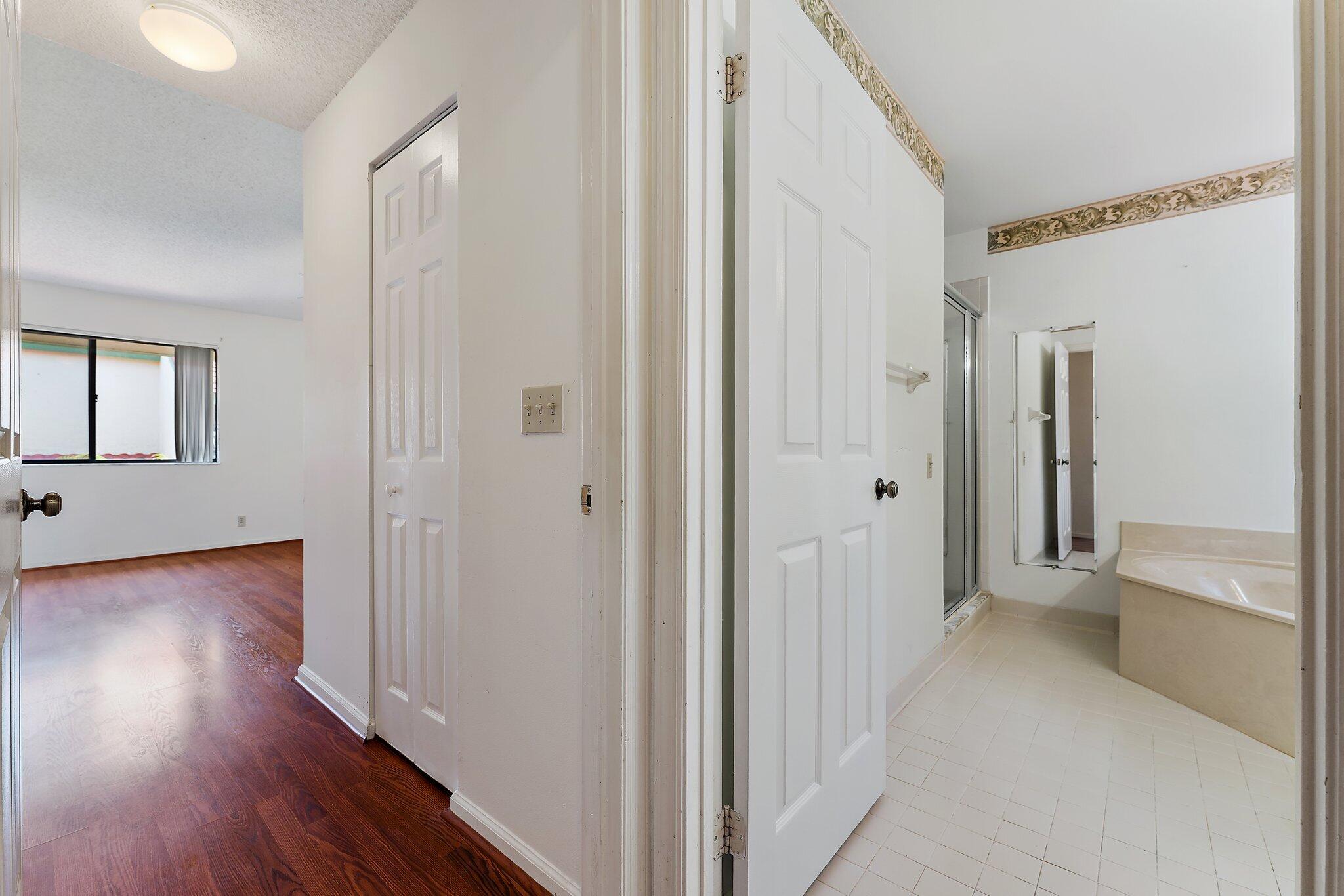 17 Lexington Lane W F