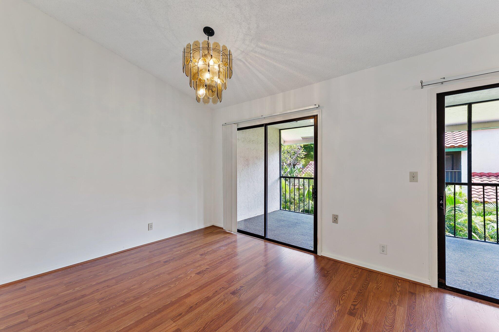 17 Lexington Lane W F