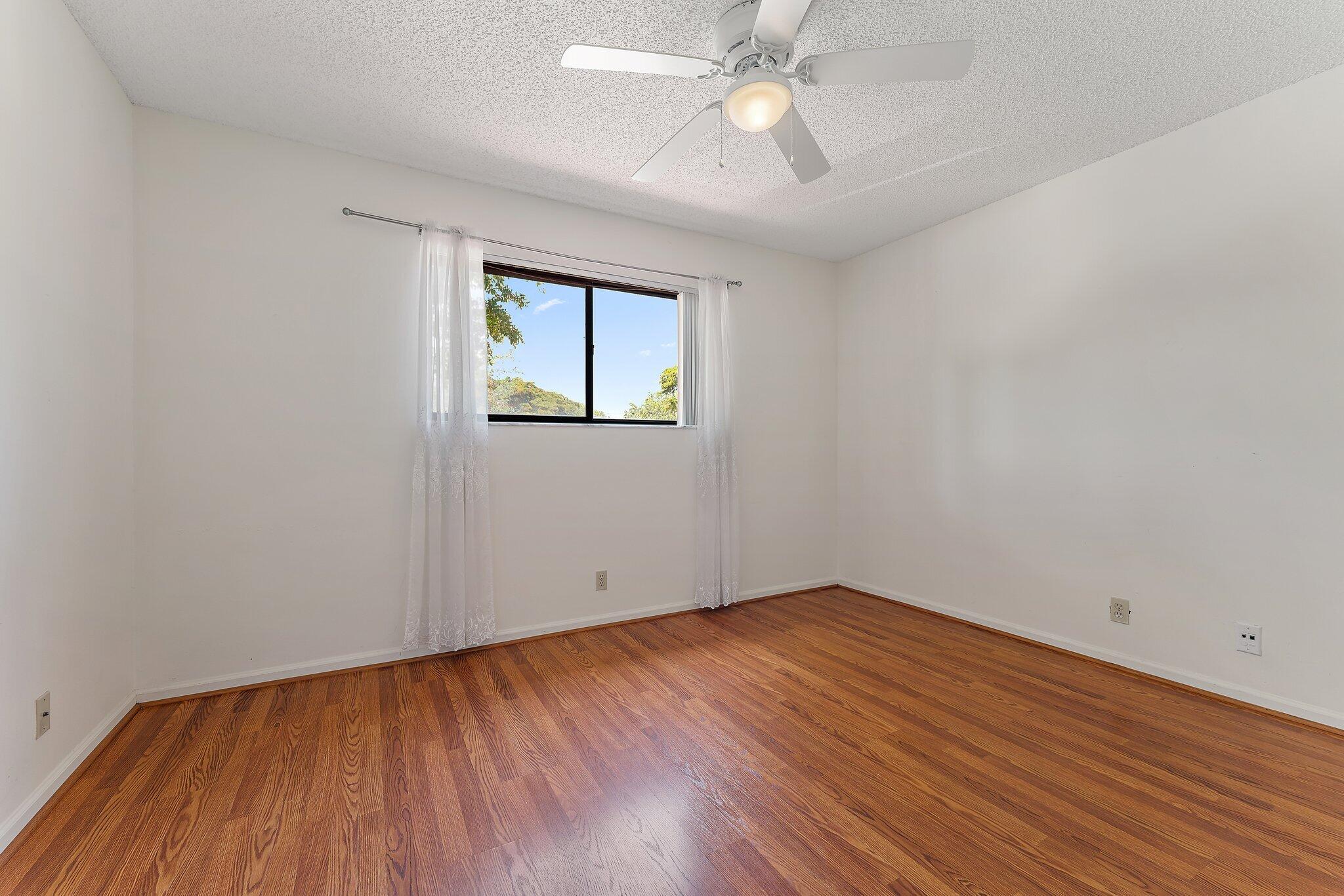 17 Lexington Lane W F