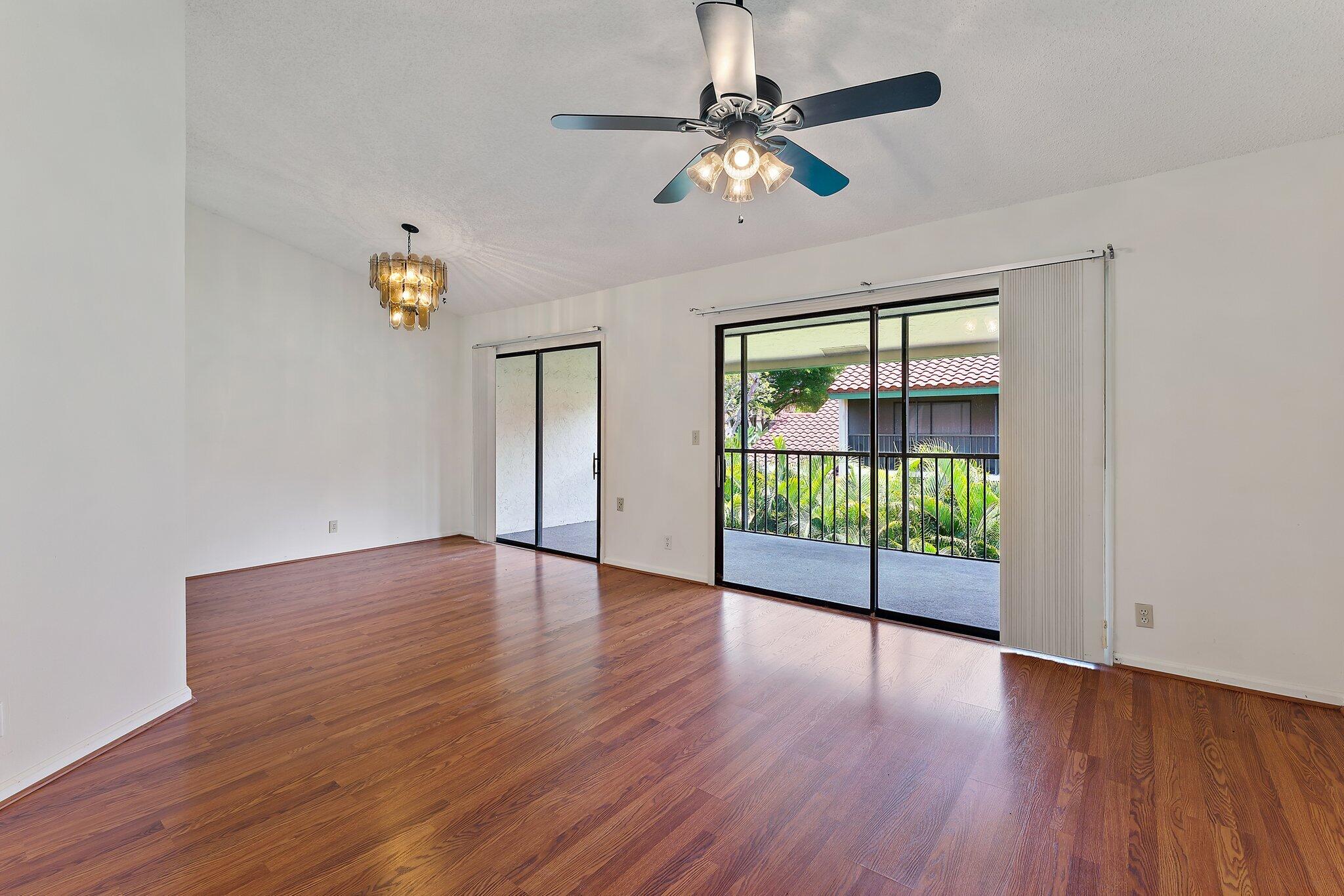 17 Lexington Lane W F