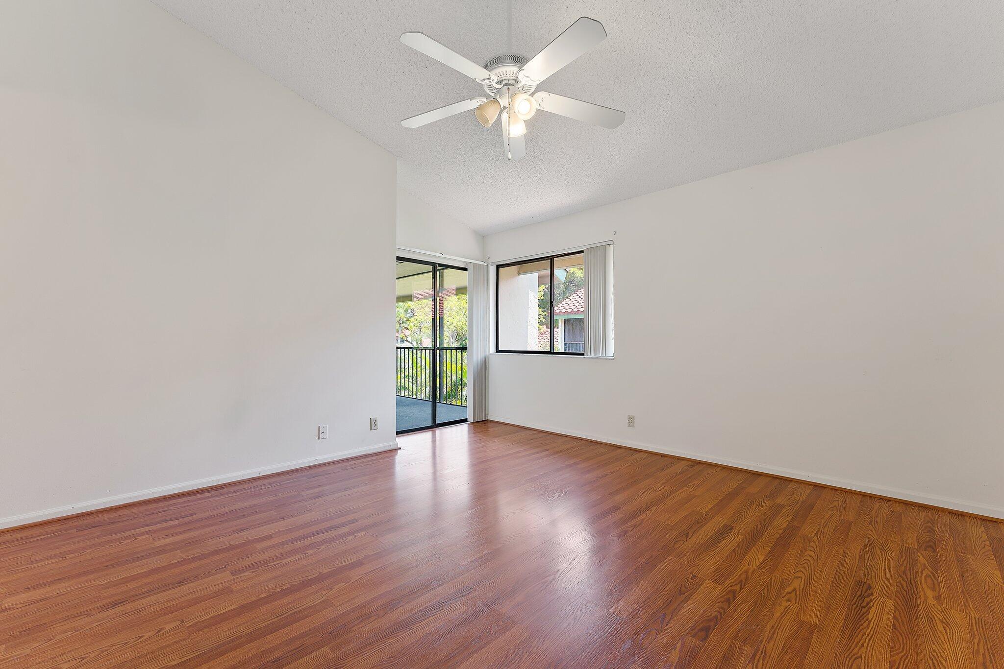 17 Lexington Lane W F