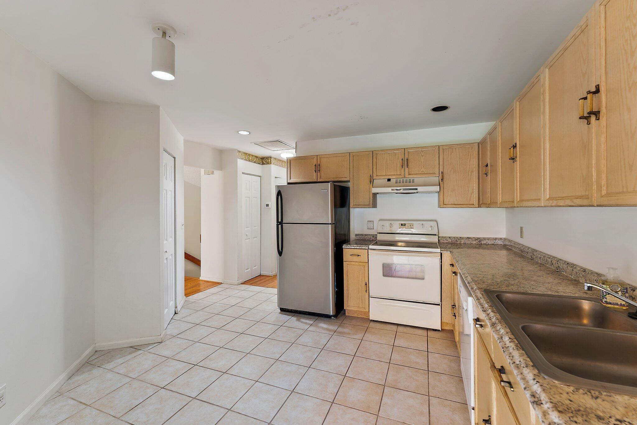 17 Lexington Lane W F