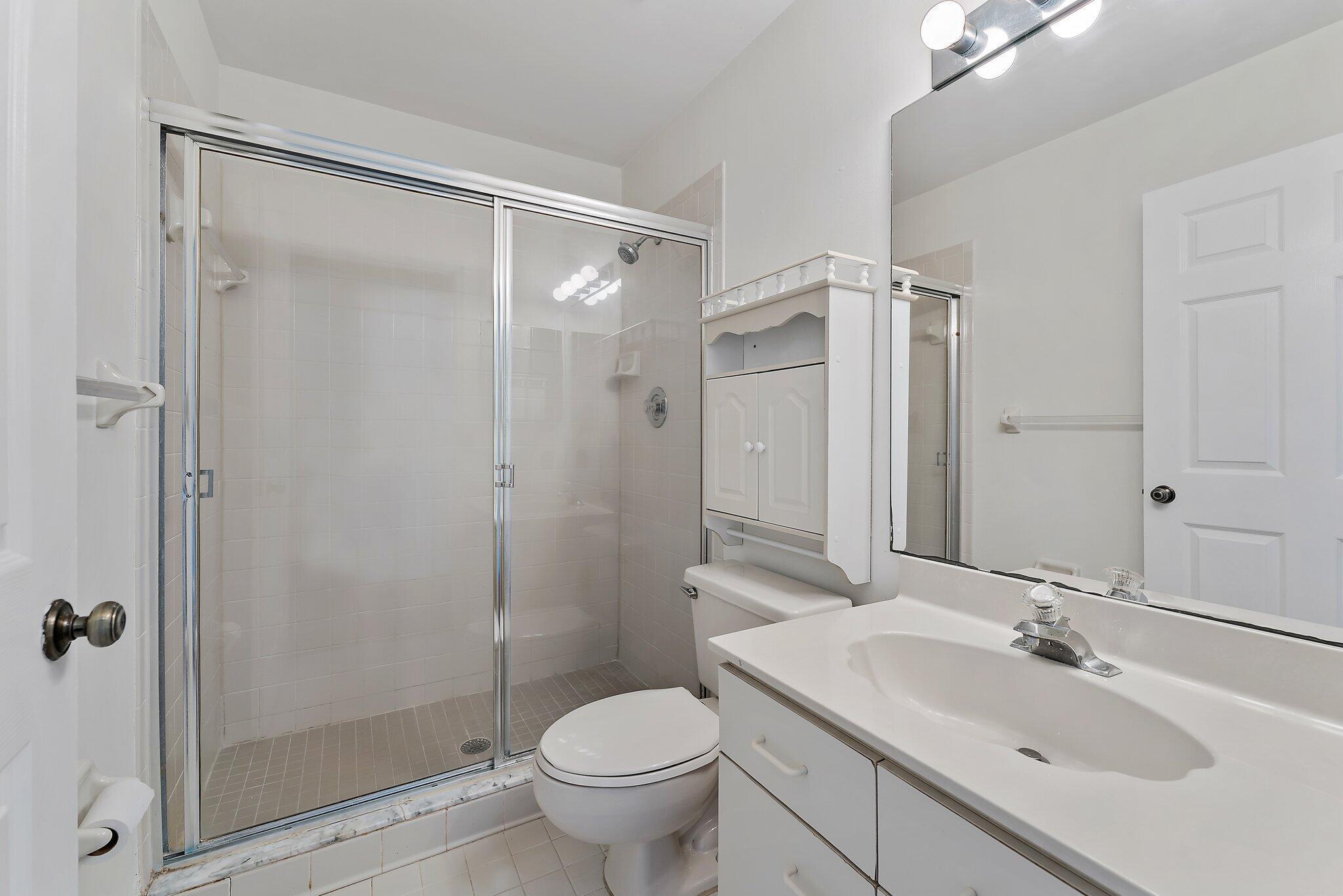 17 Lexington Lane W F