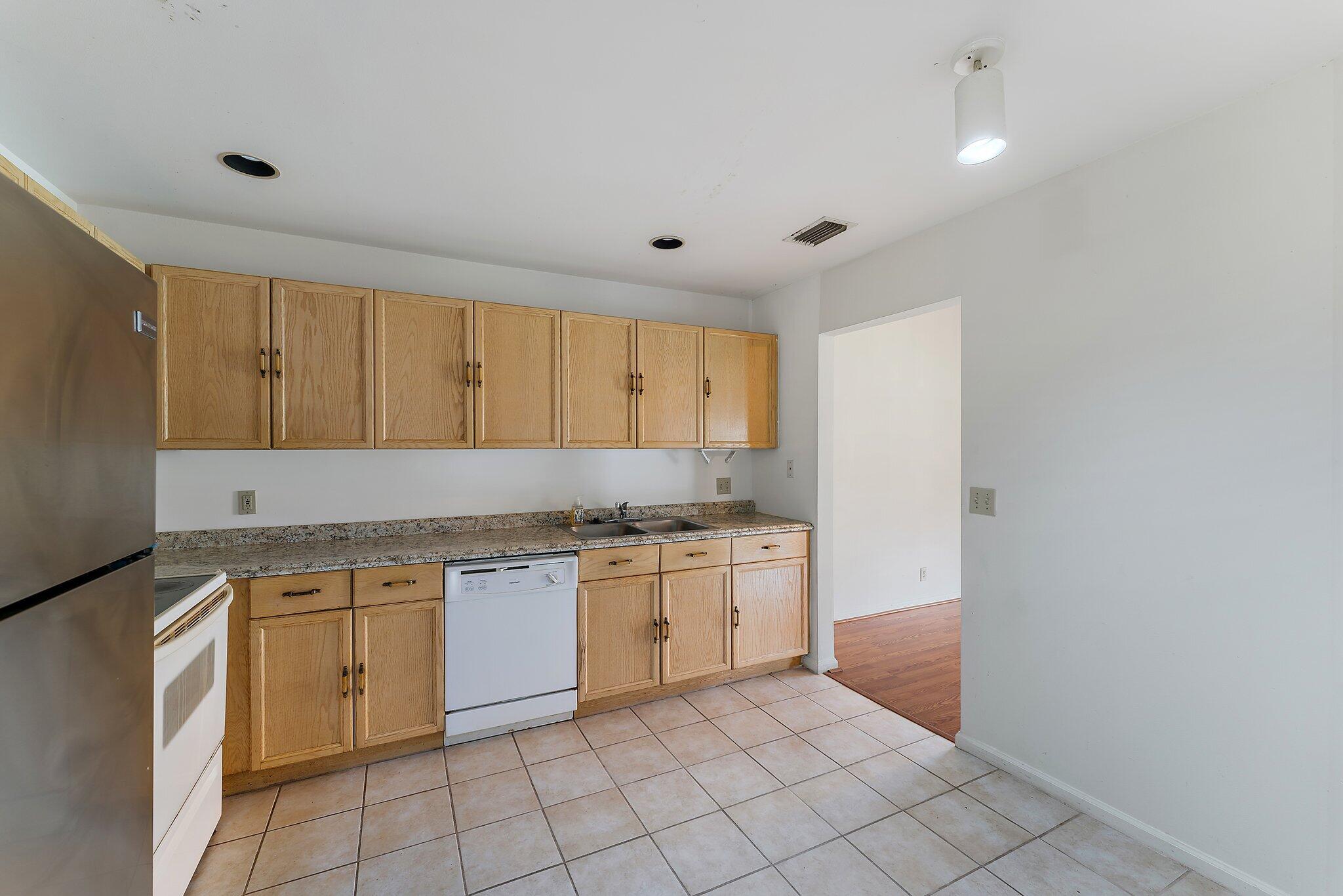 17 Lexington Lane W F