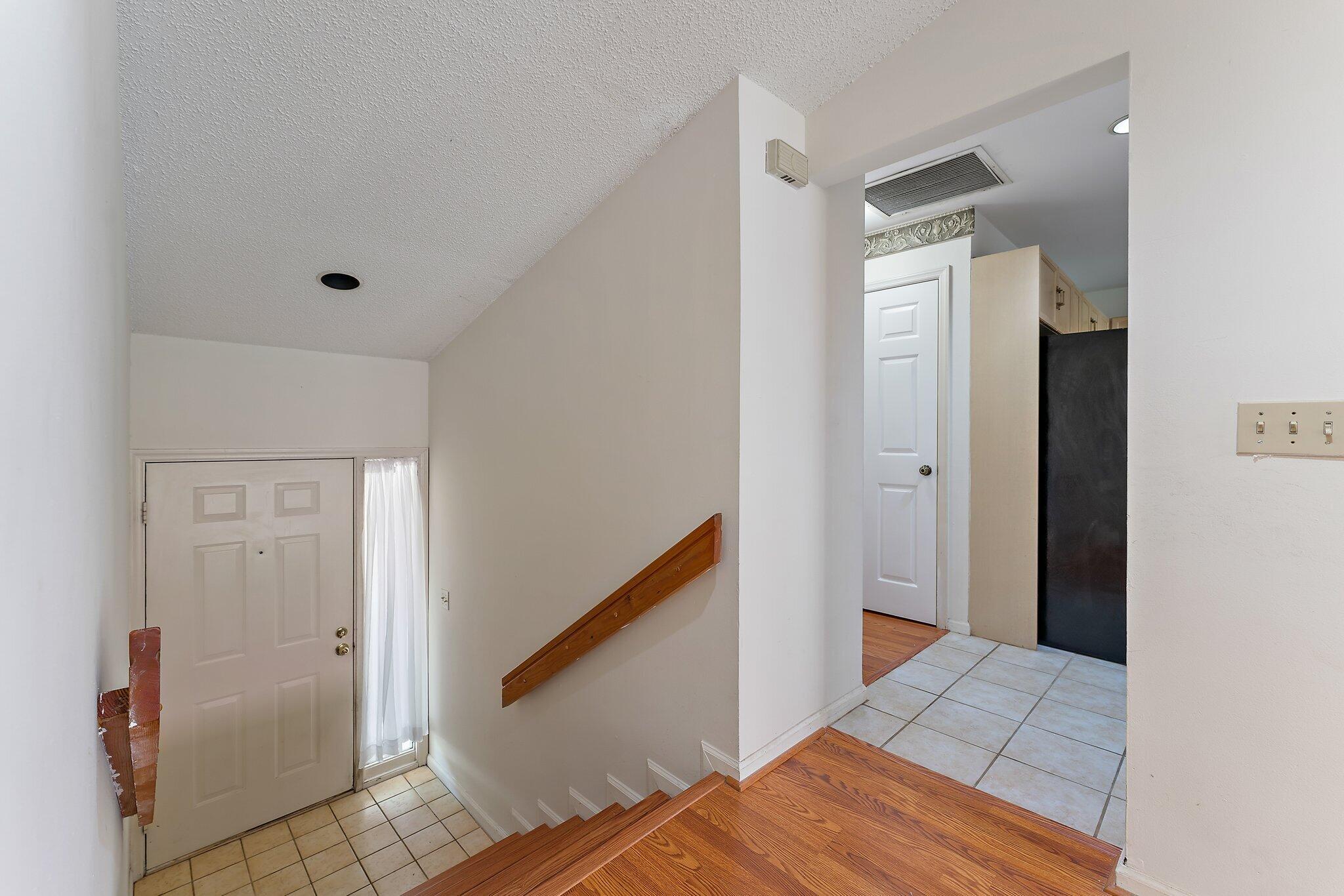 17 Lexington Lane W F