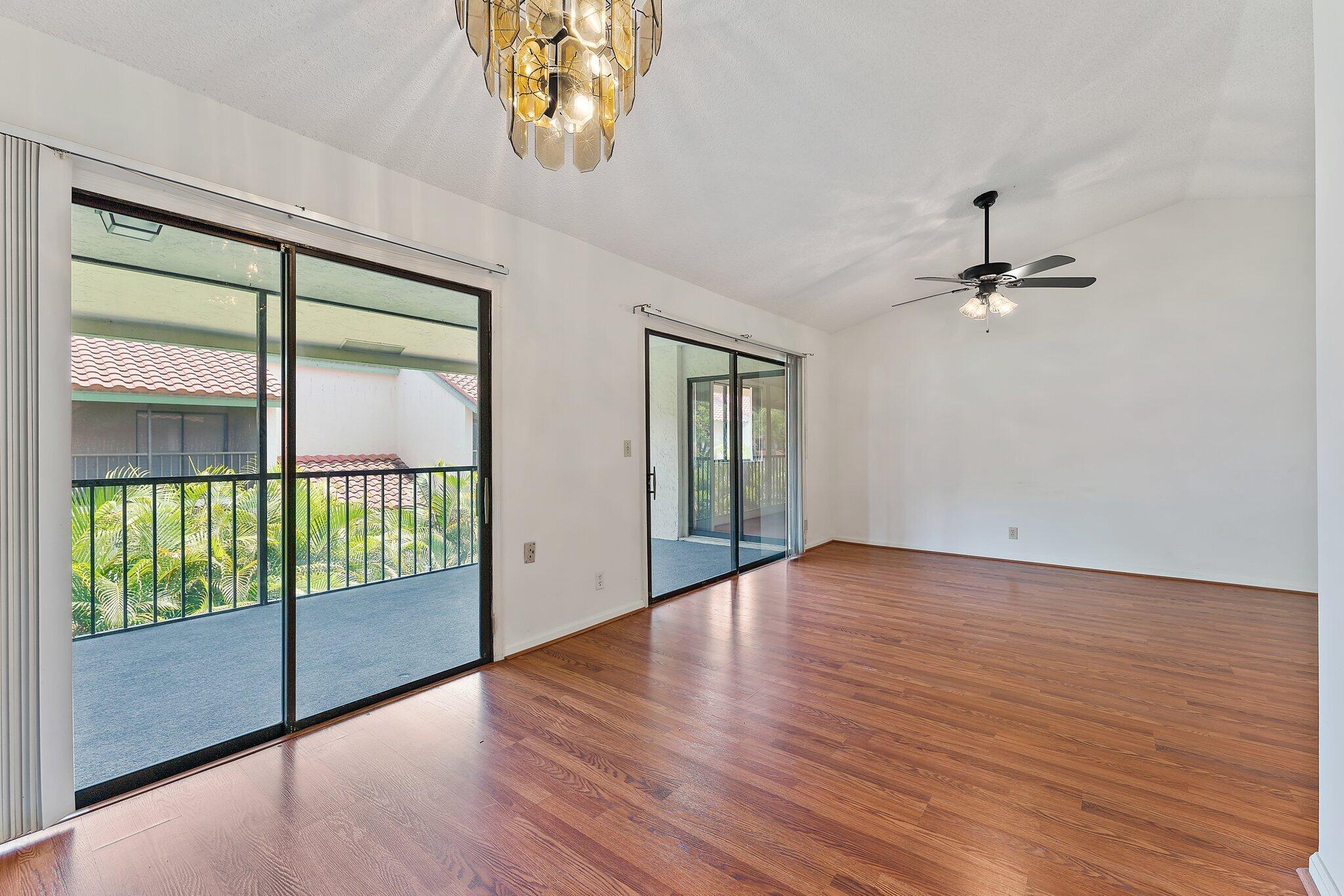 17 Lexington Lane W F