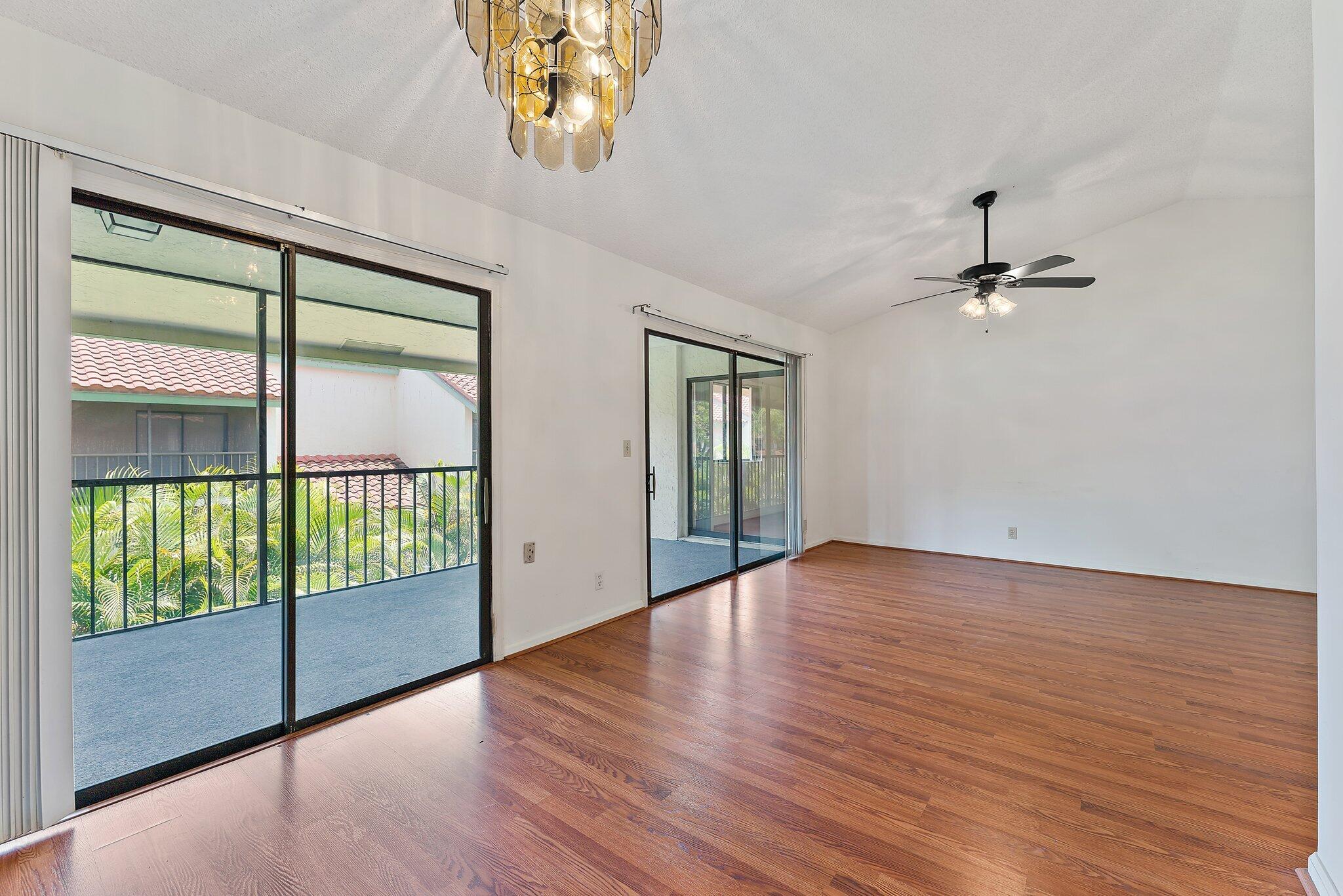 17 Lexington Lane W F