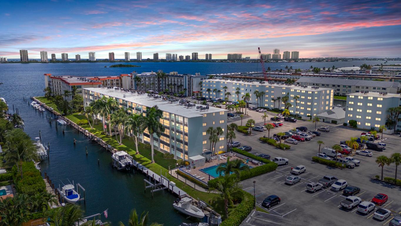 109 Paradise Harbour Boulevard 211