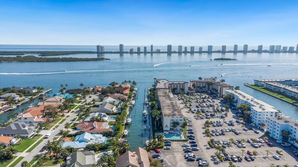 109 Paradise Harbour Boulevard 211