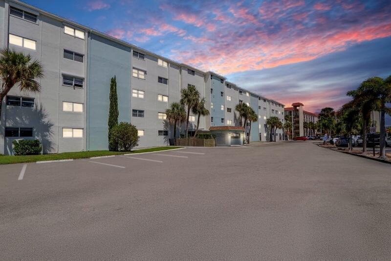 109 Paradise Harbour Boulevard 211