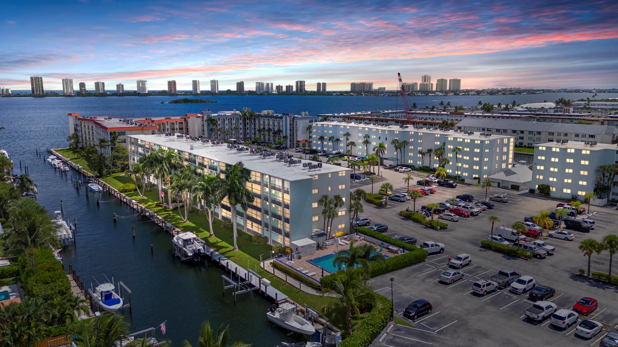 109 Paradise Harbour Boulevard 211