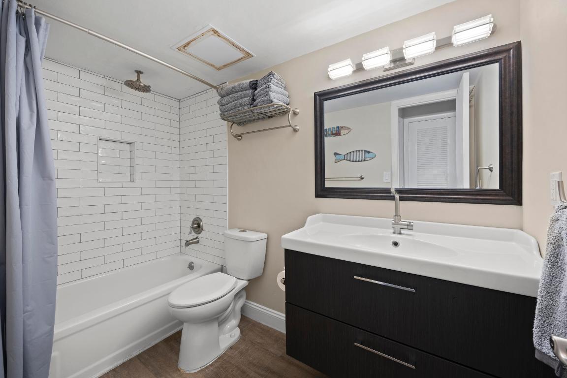 109 Paradise Harbour Boulevard 211