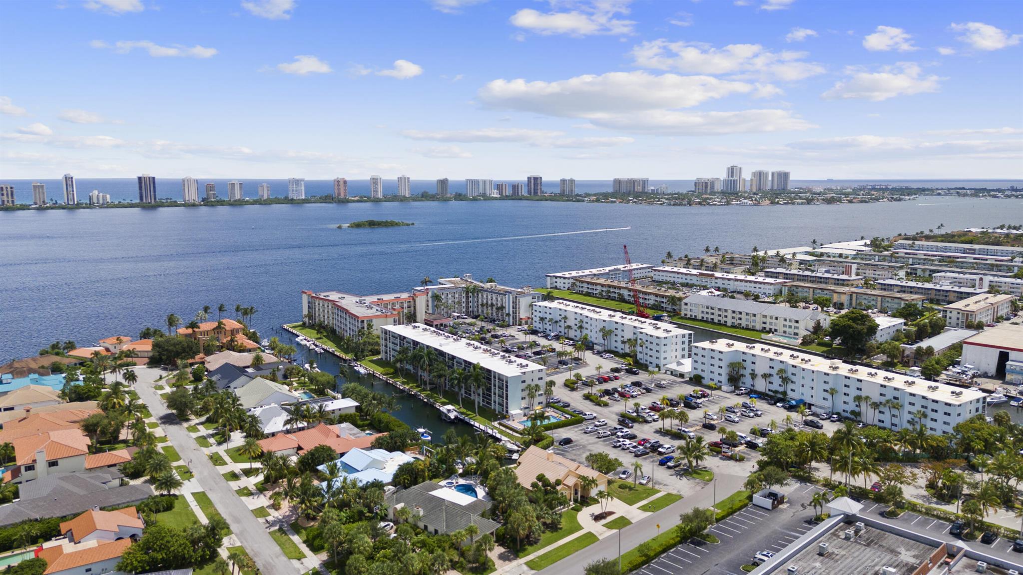 109 Paradise Harbour Boulevard 211