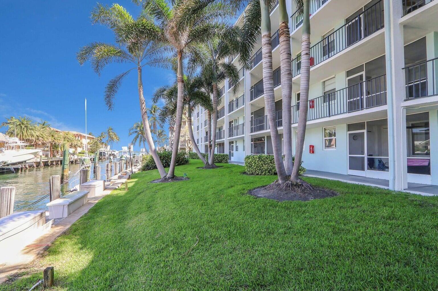 109 Paradise Harbour Boulevard 211