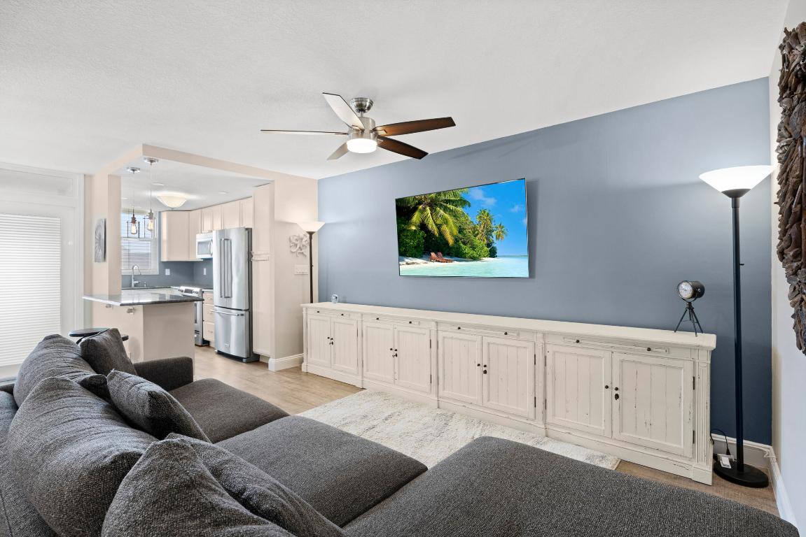 109 Paradise Harbour Boulevard 211