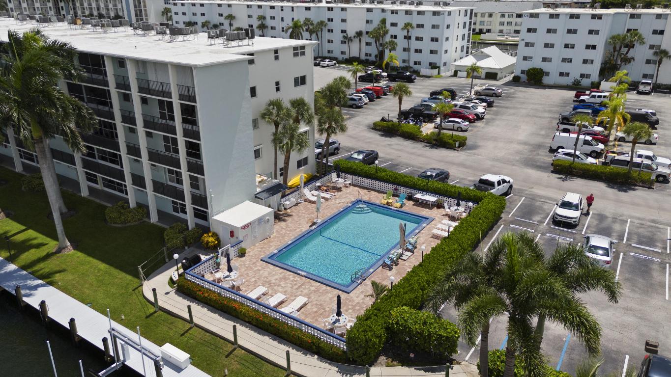 109 Paradise Harbour Boulevard 211