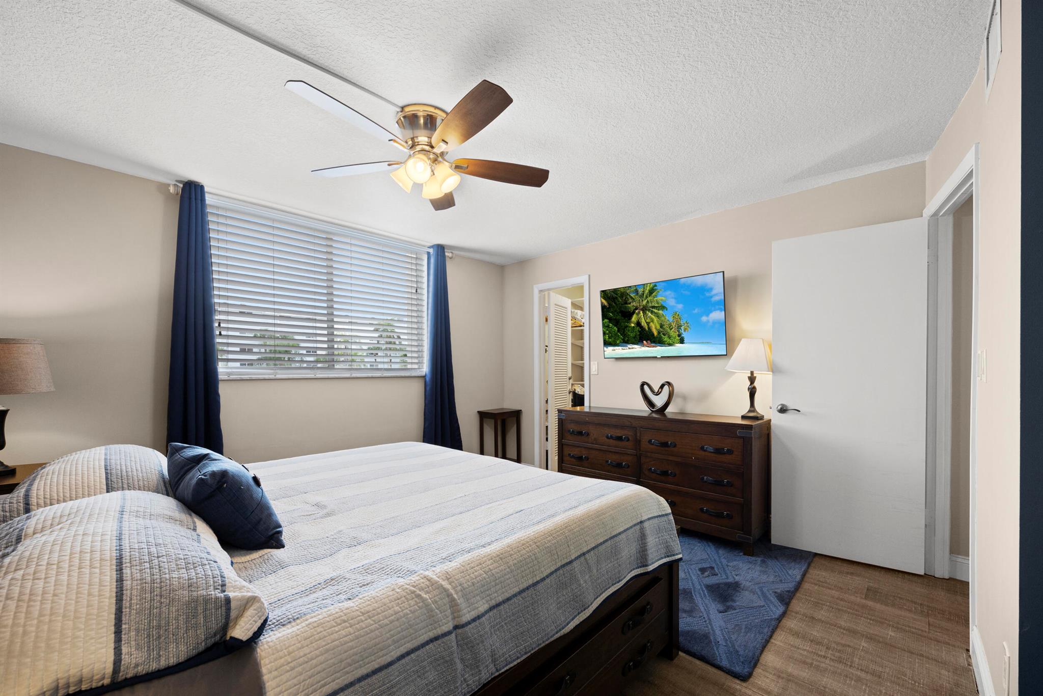 109 Paradise Harbour Boulevard 211