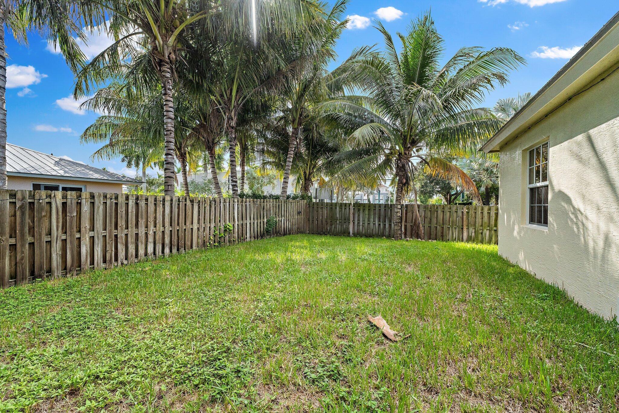 17564 Cinquez Park Road W