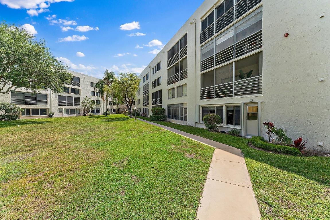 3186 Via Poinciana 111, Lake Worth Unit: 111